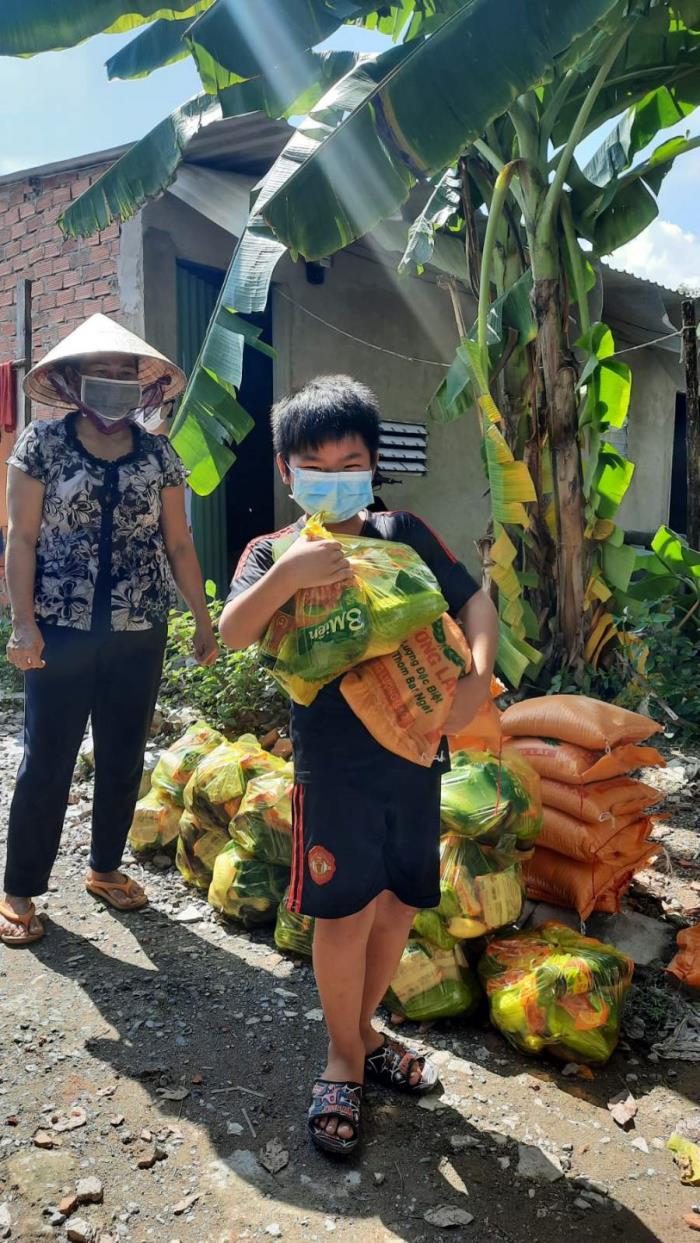 Trao quà đến người dân ở P.Phước Long A, P.Long Phước (ngày 17/09/2021)